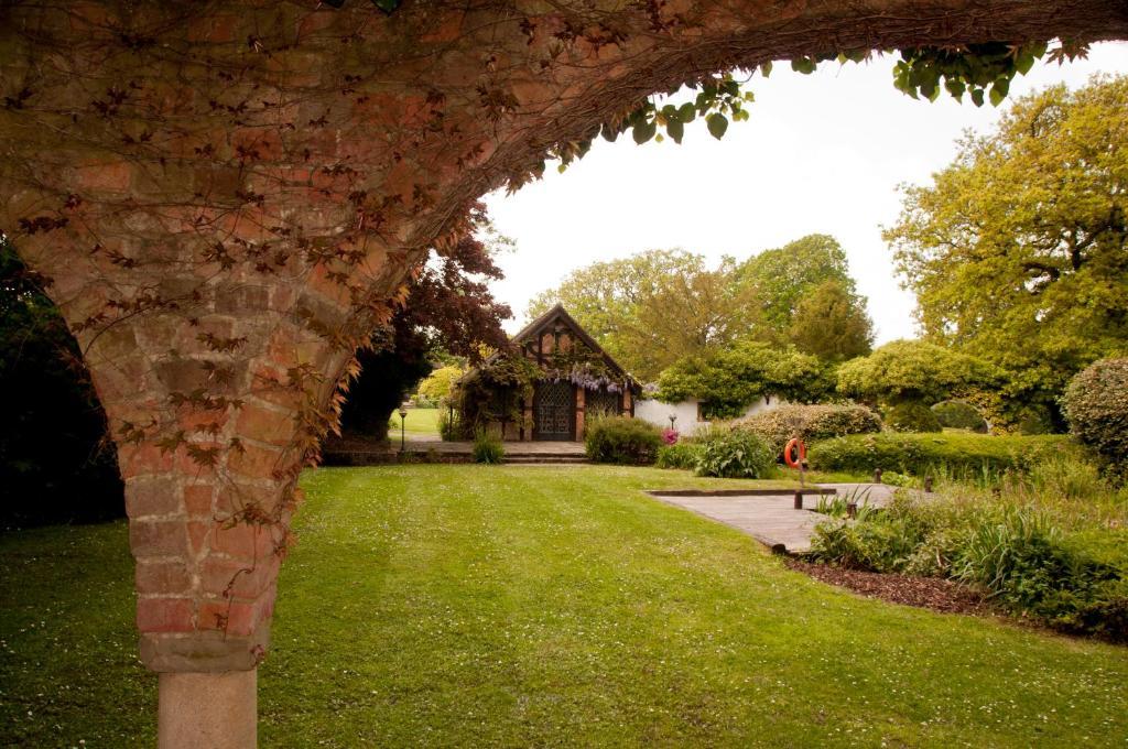 Ghyll Manor Country Hotel Horsham Exterior foto